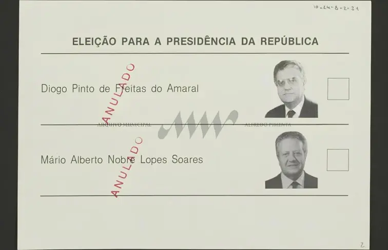 Boletim de voto da segunda volta das eleições de 1986, com os nomes e fotografias de Freitas do Amaral e Mário Soares